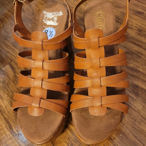 New Strappy Stylish Sandals with heel. Look great with anything - Picture 5 of 7